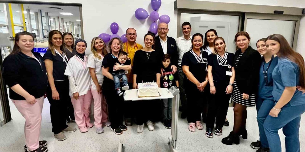 İzmir’de 670 gram doğan Bora bebek mücadelesini kazandı, doktorlarla pasta kesti