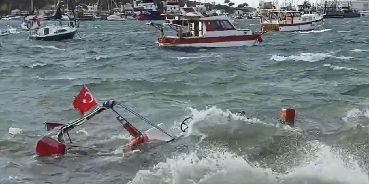İzmir Foça’da fırtına balıkçı teknelerini batırdı