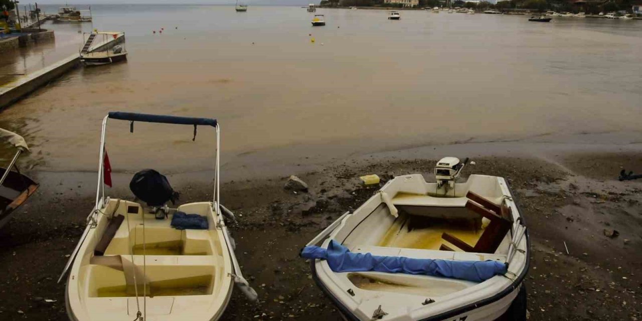 Datça’da deniz 15 dakikada çamurla kaplandı