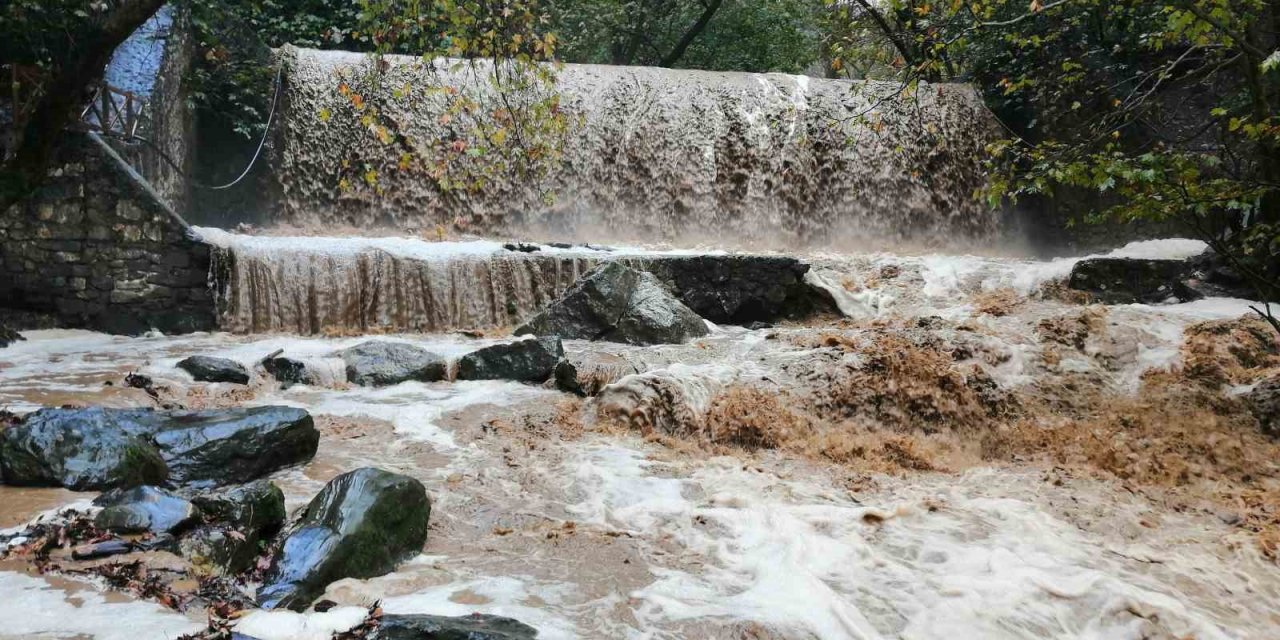 Manisa’da Kurşunlu Şelalesi sağanakla coştu