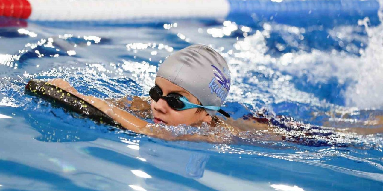 Geleceğin milli yüzücüleri Aliağa’da Atatürk için kulaç attı