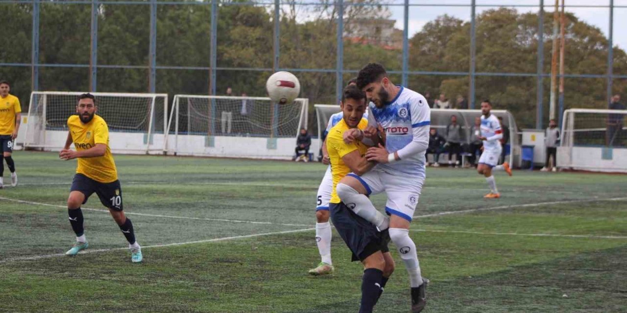 İzmirspor sahasında Alaçatıspor’u 4-0 mağlup etti