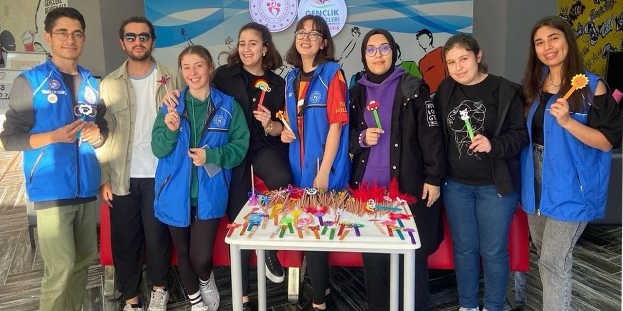 Gönüllü öğrenciler, minik kardeşleri için kolları sıvadı