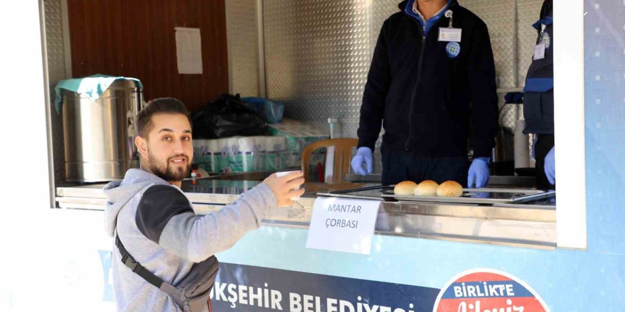 Üniversite öğrencilerine her gün sıcak çorba