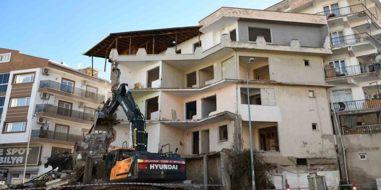 Kuşadası’nda hasarlı ve dayanıksız yapılar yıkılıyor