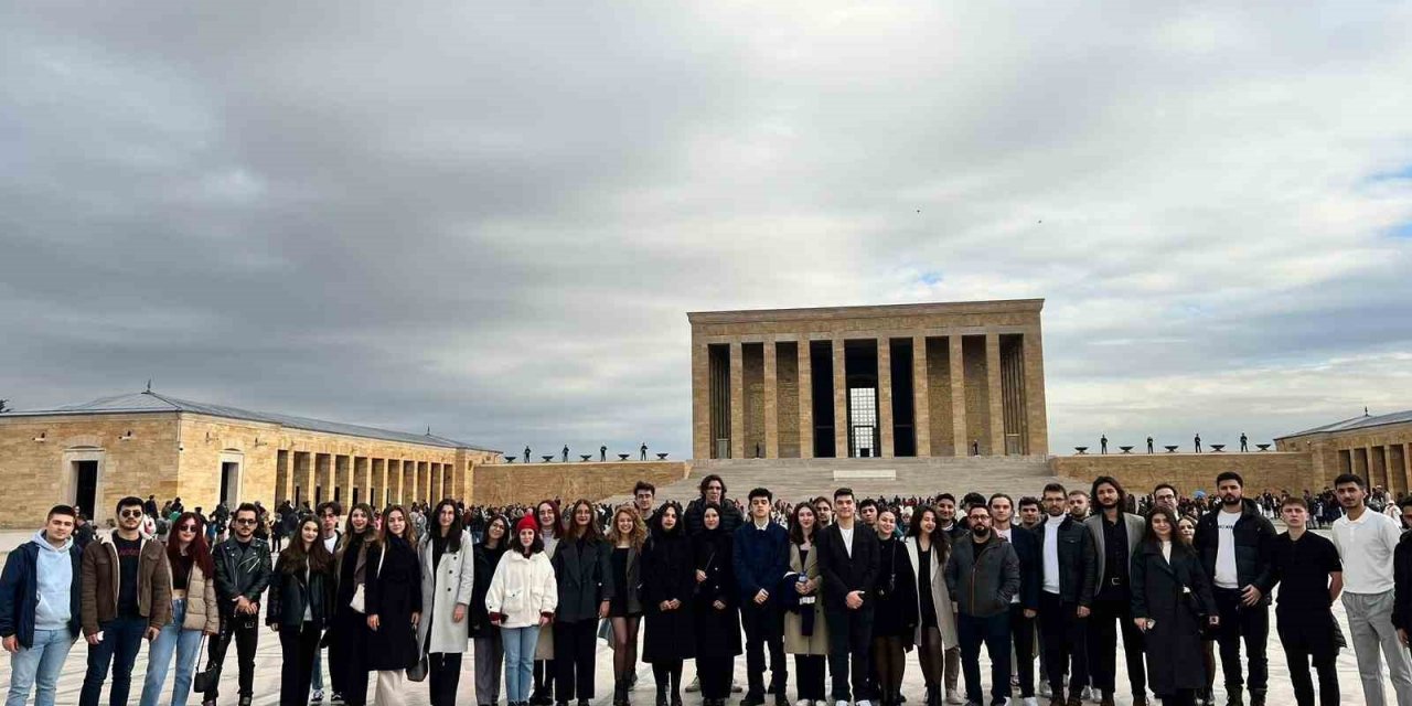 Pamukkale Üniversite öğrencileri Anıtkabir ve TBMM’yi ziyaret etti