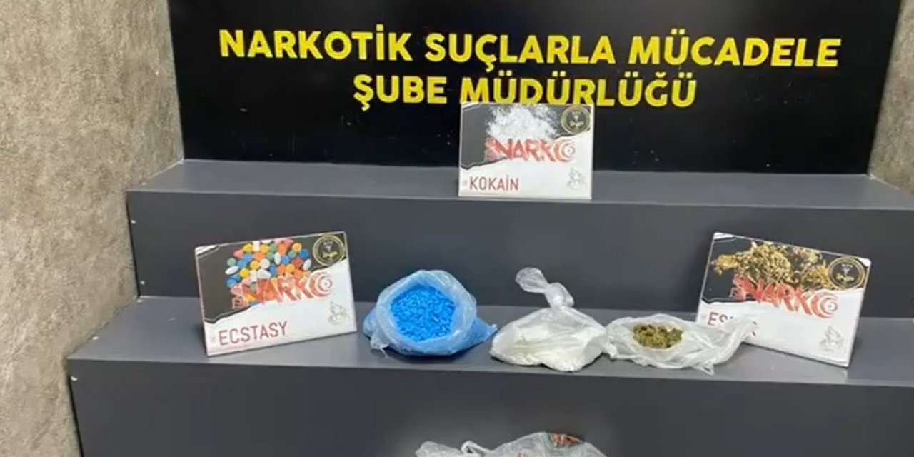İzmir’de durdurulan araçtan 2 kiloya yakın kokain ele geçirildi