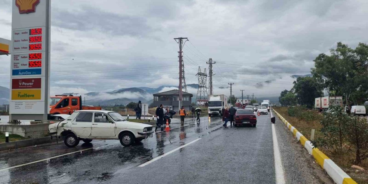 Kaza böyle geldi, araçlar yolda metrelerce kaydı