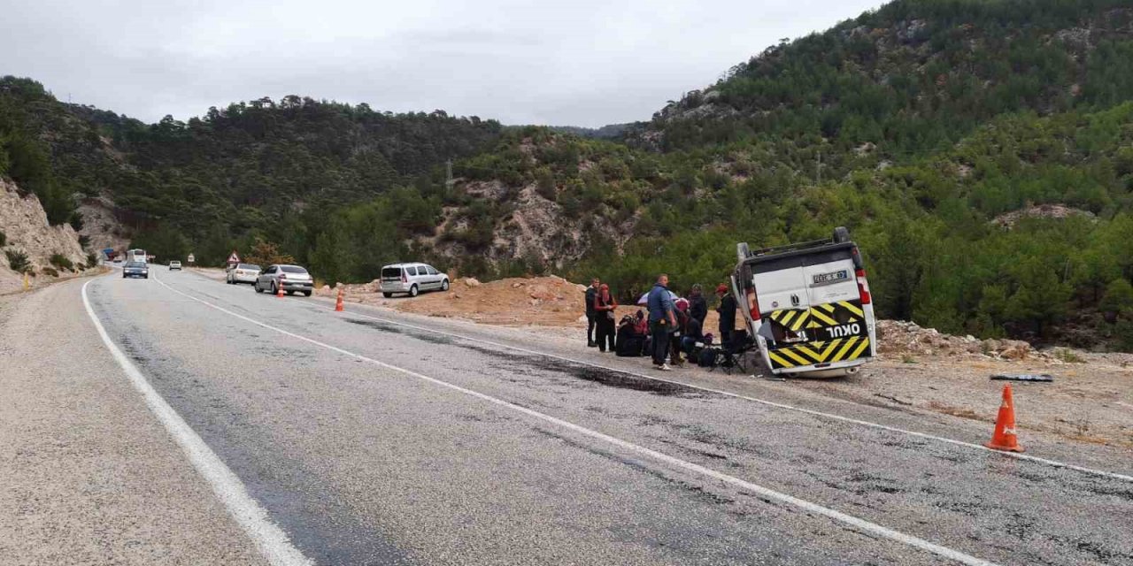 Seydikemer’de servis aracı devrildi: 9 yarlı