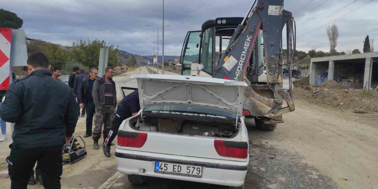 Otomobil geri manevra yapan iş makinesine çarptı: 2 yaralı