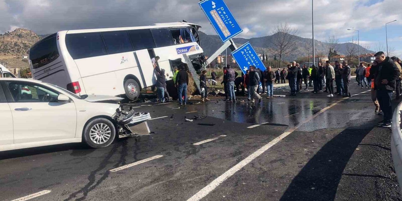 Taylandlı turistler ölümden döndü: 4’ü ağır 20 yaralı