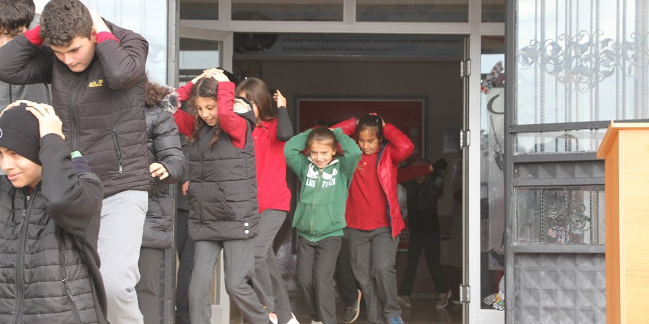 Öğrencilere uygulamalı afet eğitimi