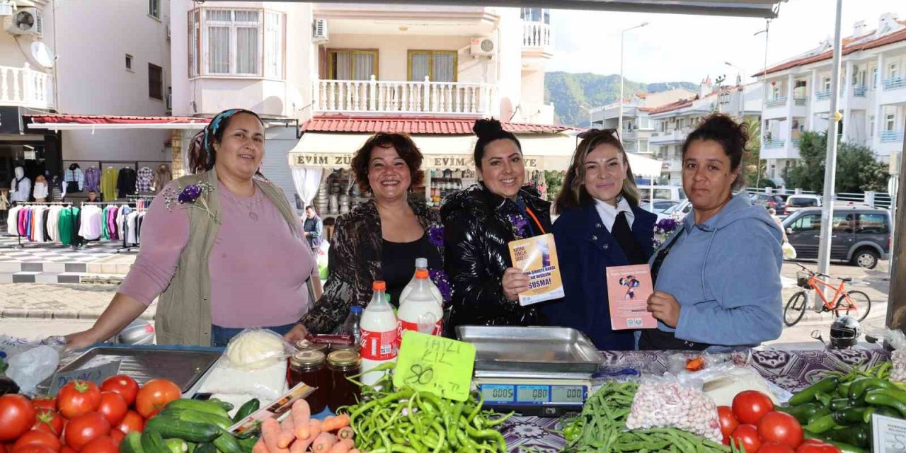 Marmaris’te kadınlara hem broşür hem çiçek