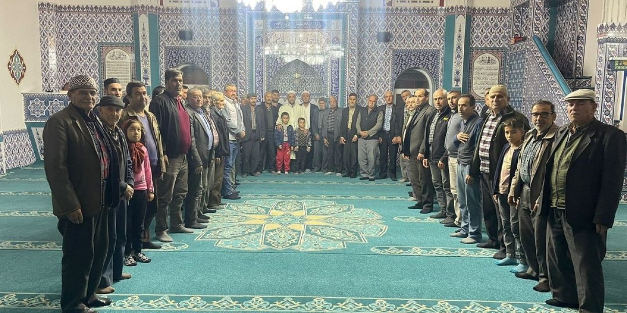 Germencik’te vatandaşlar Cuma geceleri ailece camide buluşuyor