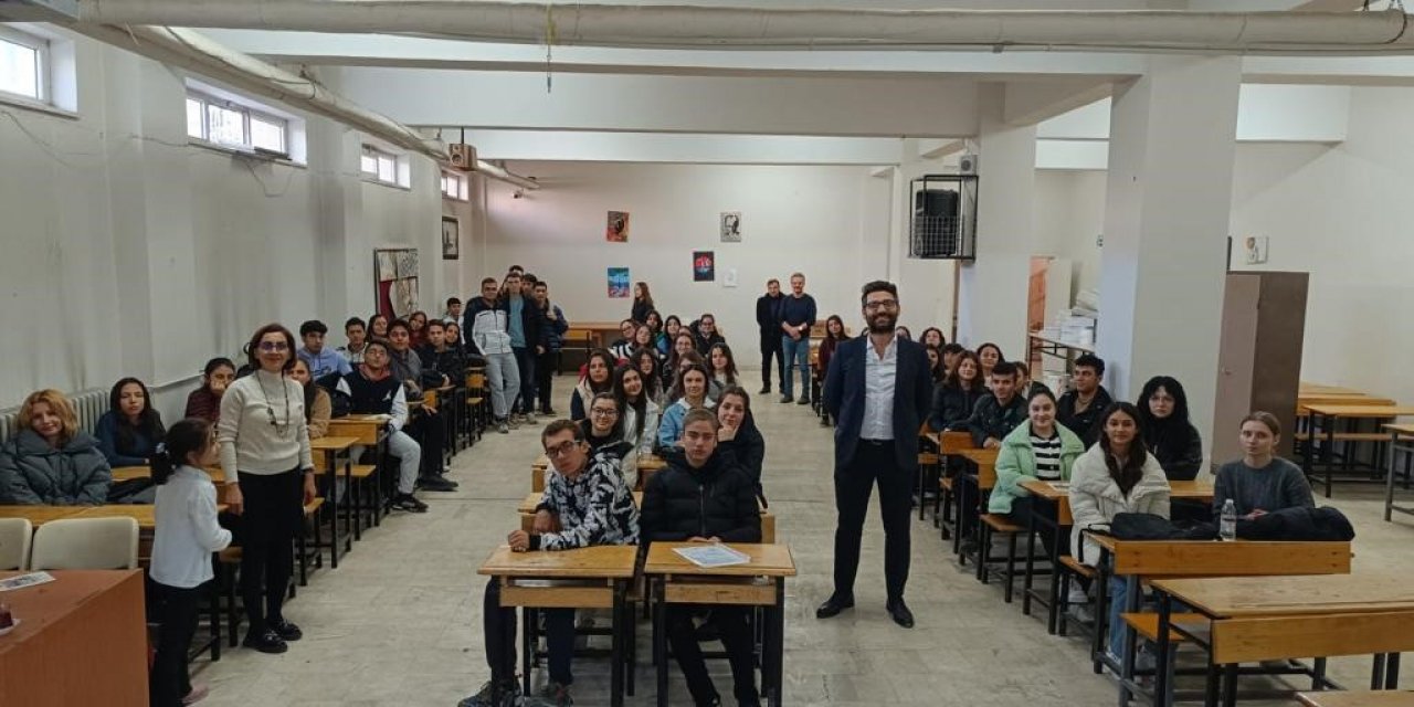 Başarılı doktor Buldanlı gençlere yol gösterdi