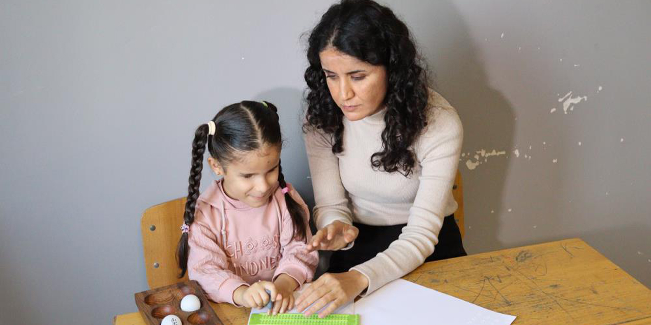 Görme engelli öğretmen, görme engelli minik Fatmanur’un ışığı oldu