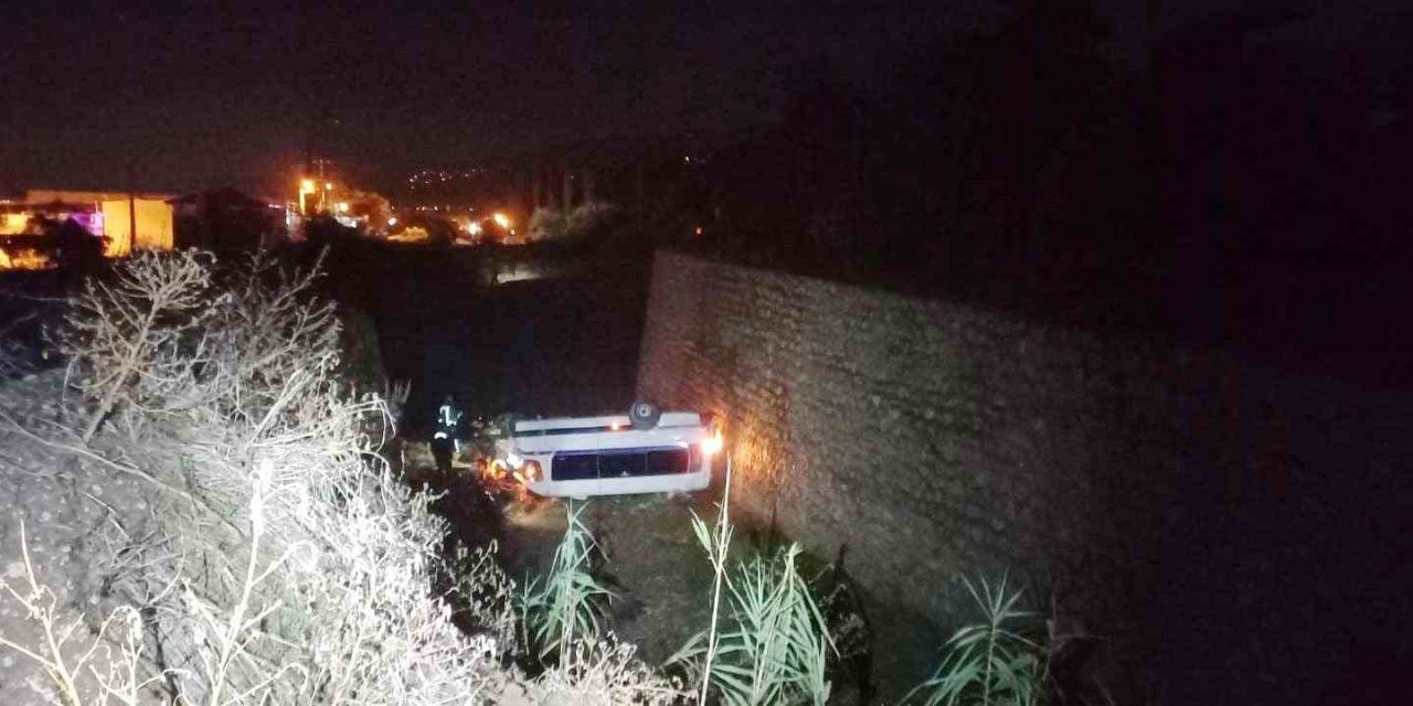 Manisa’da işçi servisi şarampole devrildi: 1’i ağır 3 yaralı