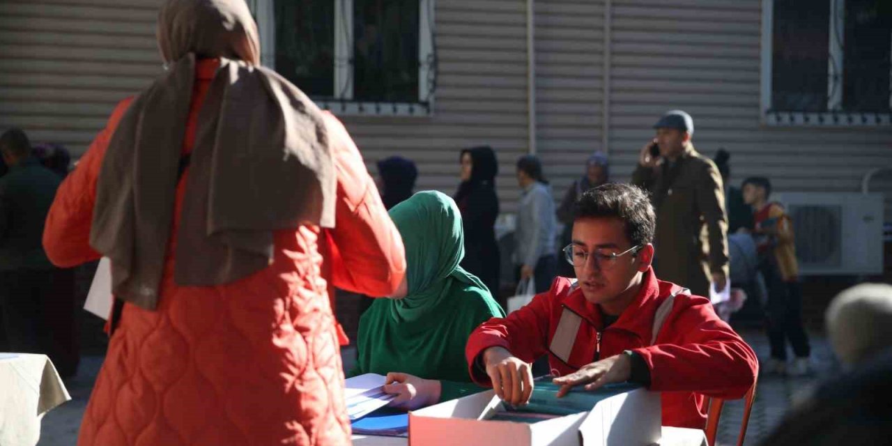 Öğrenim desteği alan öğrencilere banka kartları teslim edildi