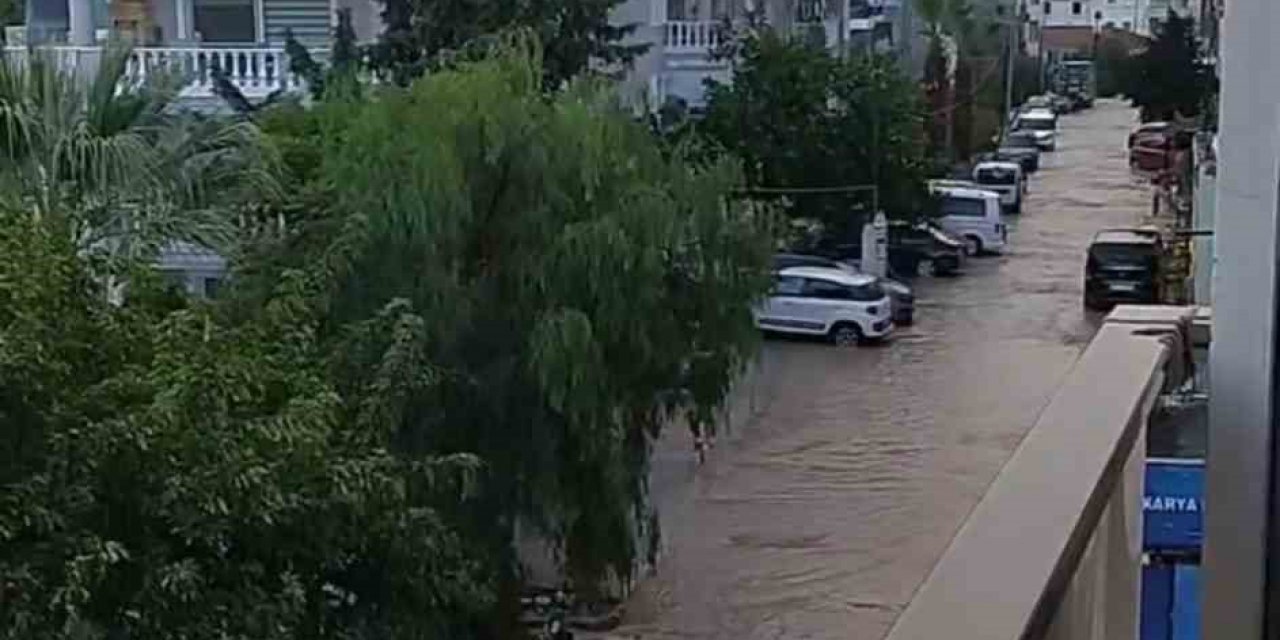 Ünlü tatil merkezi Çeşme sağanağa teslim oldu