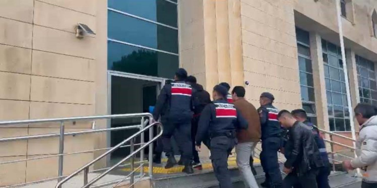 Çeşme’de jandarmanın operasyon: 5 göçmen kaçakçısı yakalandı