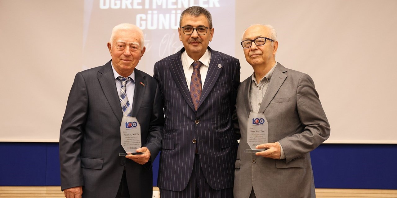 Eğitim fakültesi hâtıralara, şiirlerle, şarkılarla Öğretmenler Günü’nü kutladı