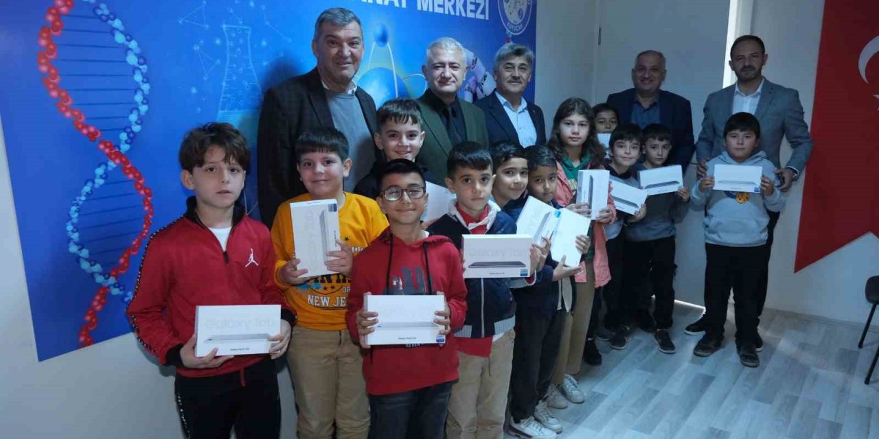 Kuyucak’ta BİLSEM öğrencilerine tablet hediye edildi
