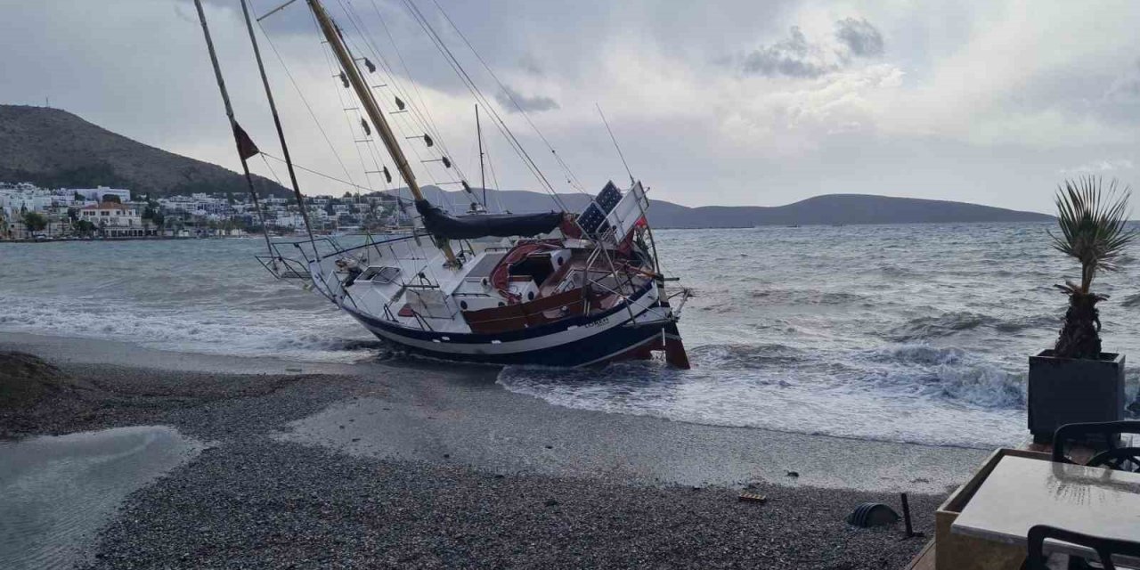 Bodrum’da düzensiz göçmen teknesi karaya vurdu