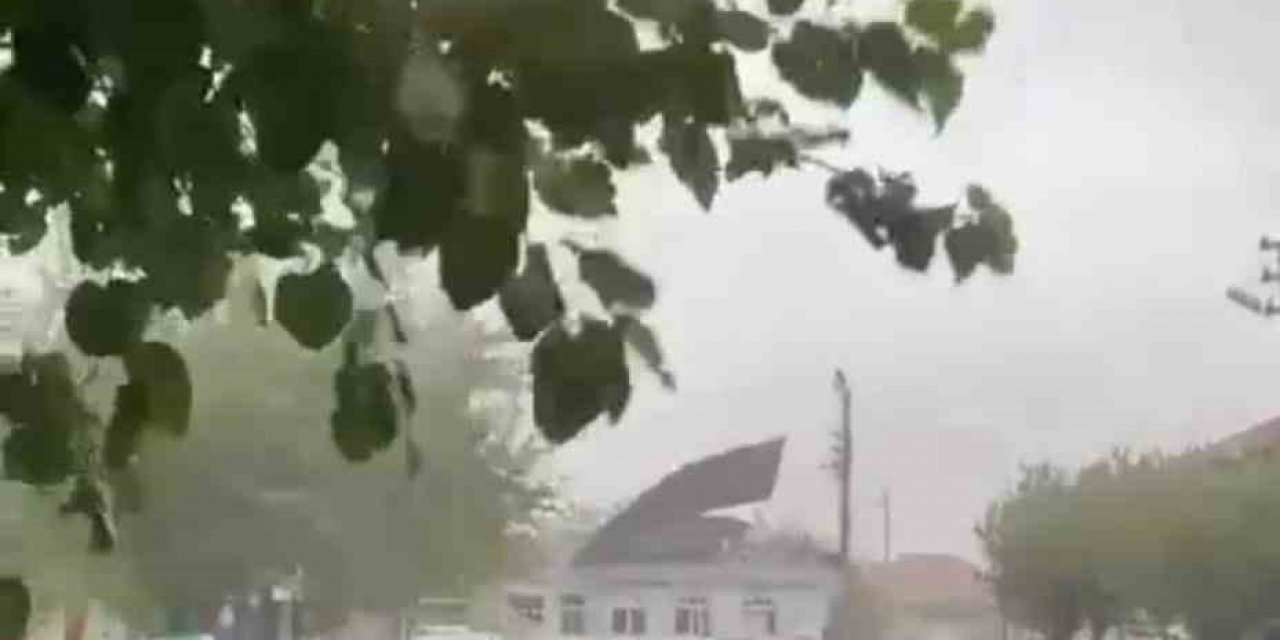 İzmir’de çatının uçma anı böyle görüntülendi