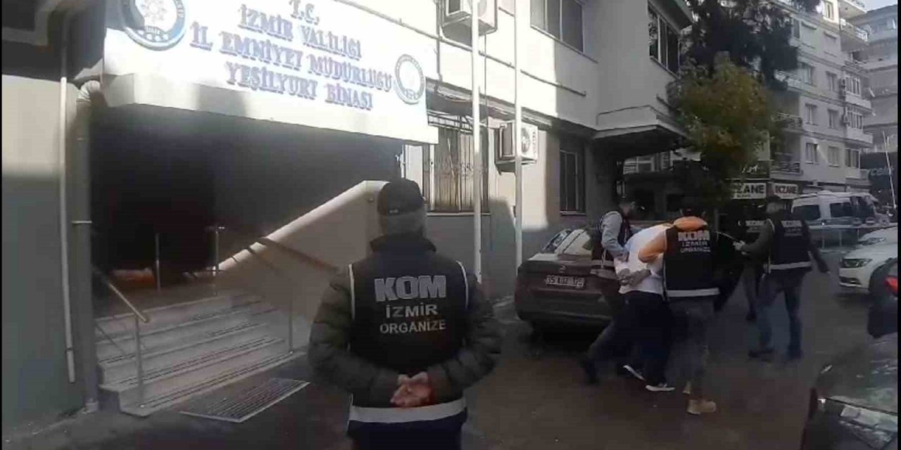 İzmir’de silah ticareti yapan şebeke çökertildi