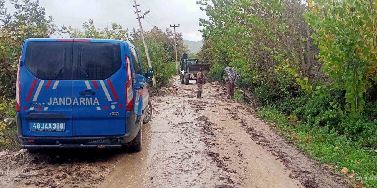 Seydikemer’de dere taştı, mahsur kalan hayvanlar kurtarıldı