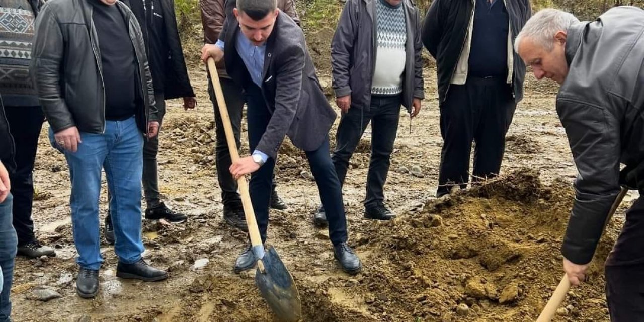 Salihli’de Başbuğ Türkeş anısına 106 zeytin fidanı dikildi