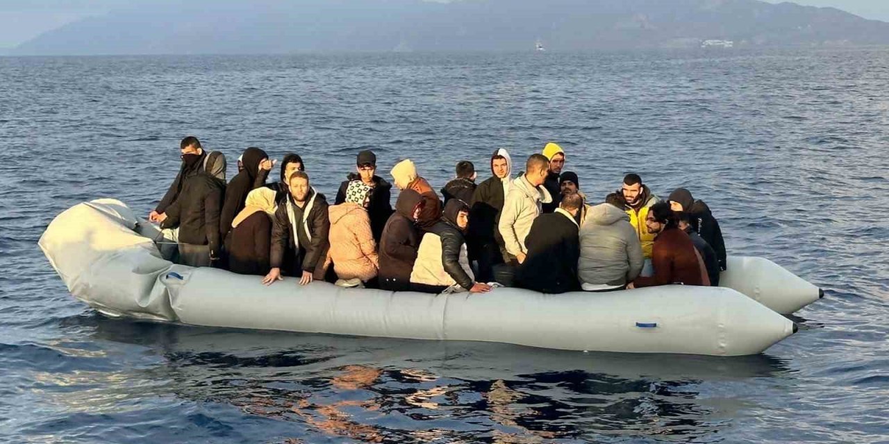 Geri itilen düzensiz göçmenleri Türk Sahil Güvenlik ekipleri kurtardı