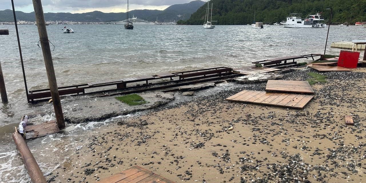 Marmaris’te sağanak yağışlar ve şiddetli dalgalar iskeleleri söktü