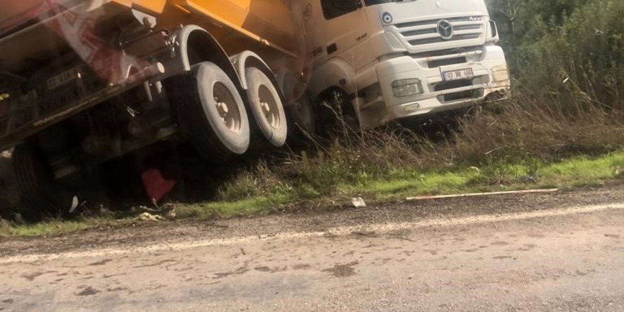 Kayganlaşan yolda kontrolü kaybolan tır devrildi: 1 yaralı