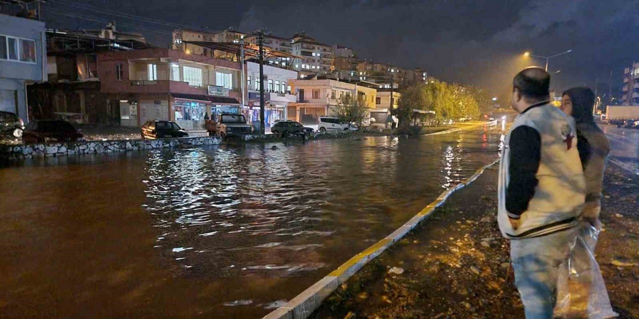 Milas’ı sağanak vurdu, yollar göle döndü, evlere su bastı