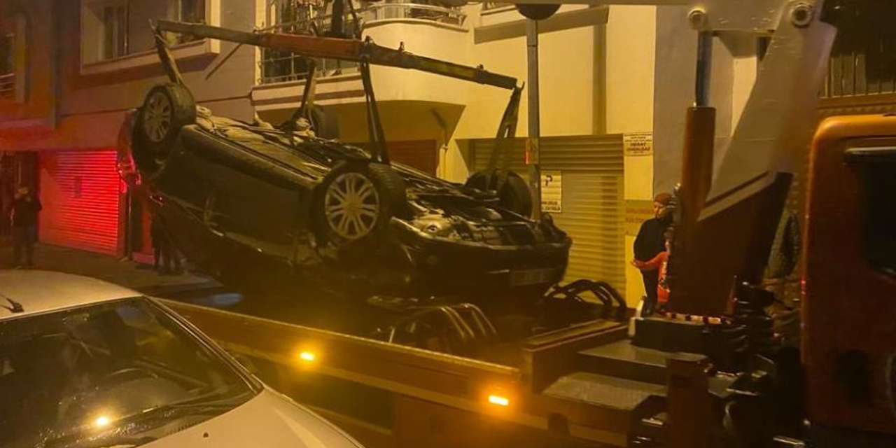 Park halindeki araçlara çarpan otomobil ters döndü