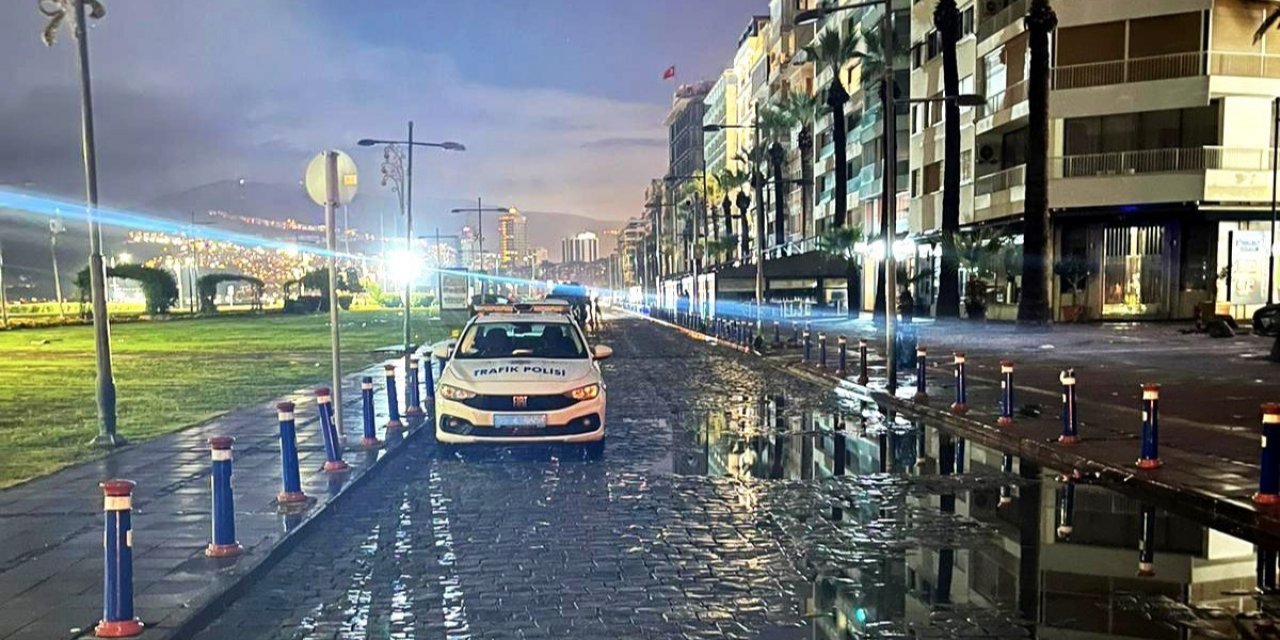 Fırtınanın vurduğu İzmir’de çalışmalar gece de sürüyor