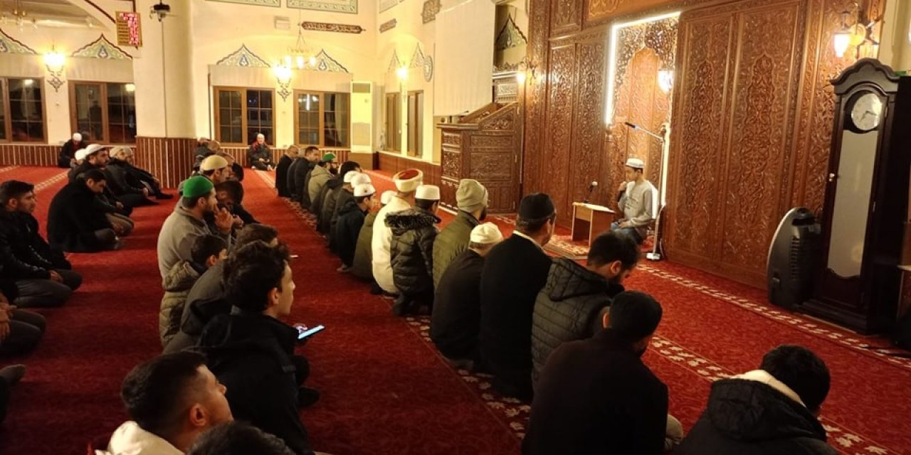 Aydınlı gençler vakit namazlarında buluşuyor