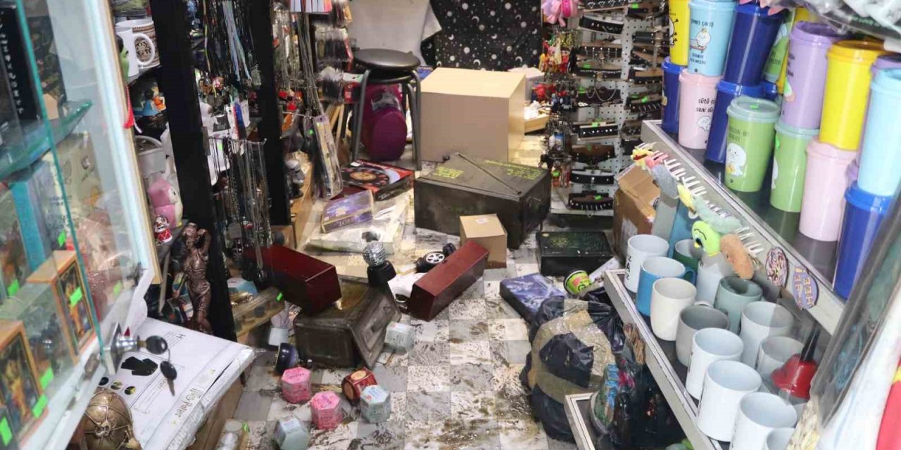 İzmir’de vatandaşlar normalde dönmeye çalışıyor