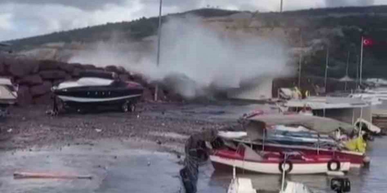 İzmir’de dalgalar yükseldi 4 kişi denize düştü