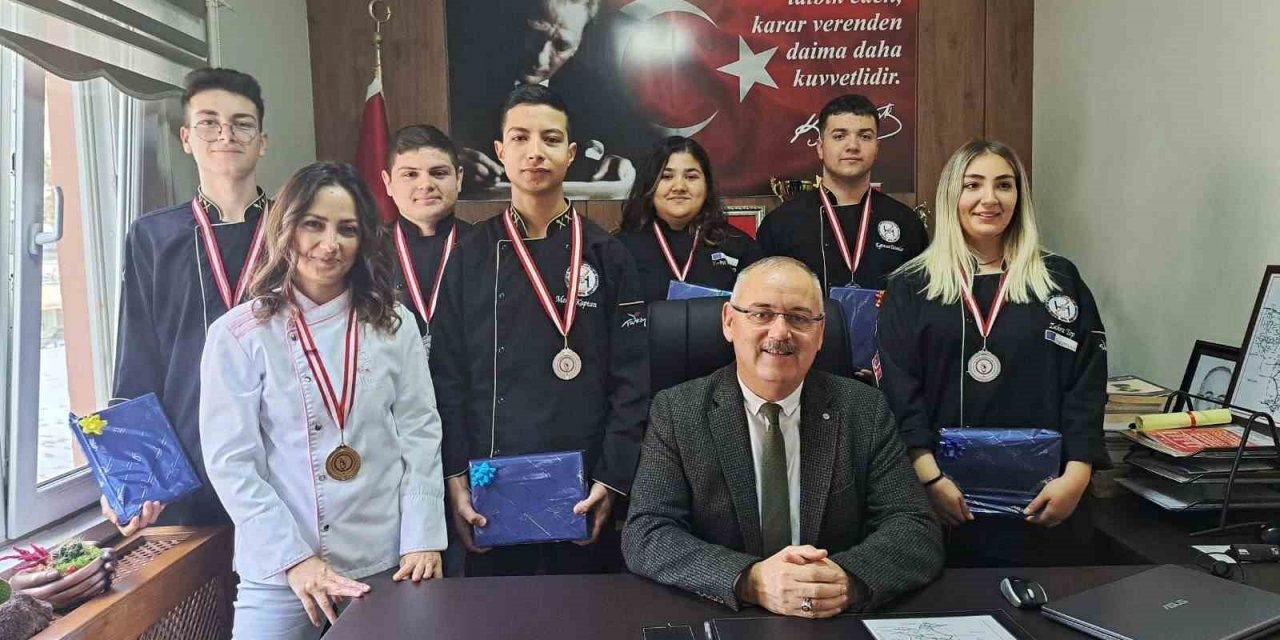 Meslek Lisesi öğrencilerinden gururlandıran başarı