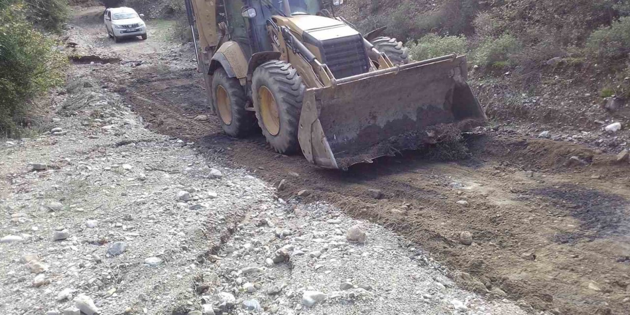 Efeler’de bozulan yollara anında müdahale