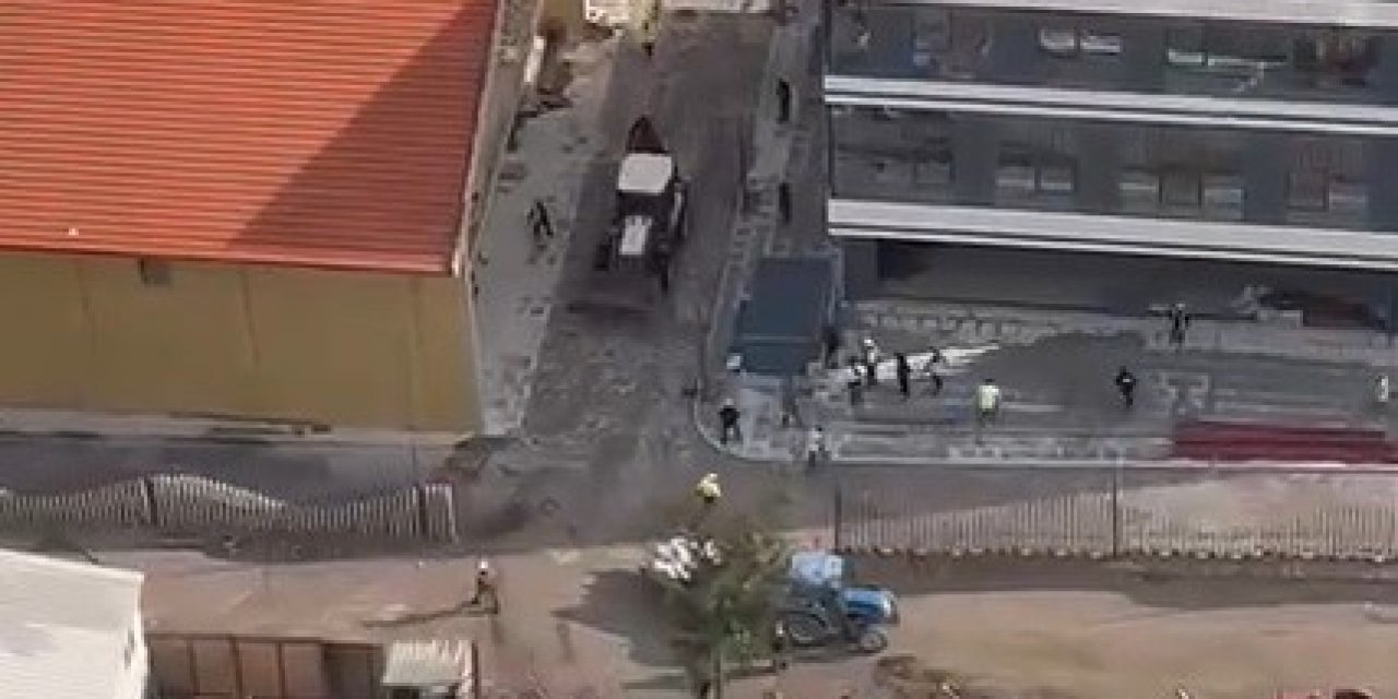 Kızgın kepçe operatörü işçileri iş makinesiyle kovaladı
