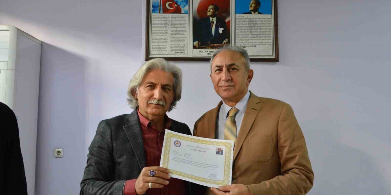 Emekliye ayrılacak olan 41 yıllık eğitimci Bülent Tonoz’a Başarı belgesi