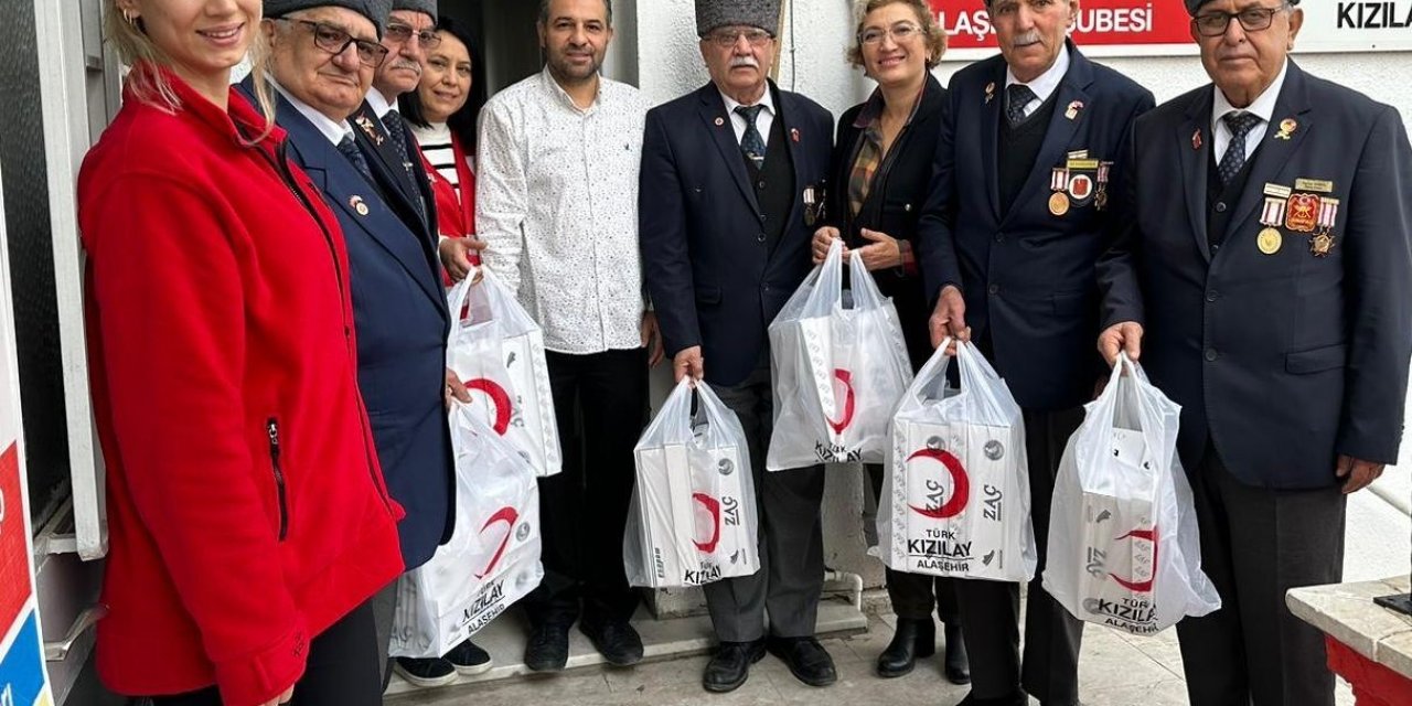 Kızılay’dan gazilere tören ayakkabısı