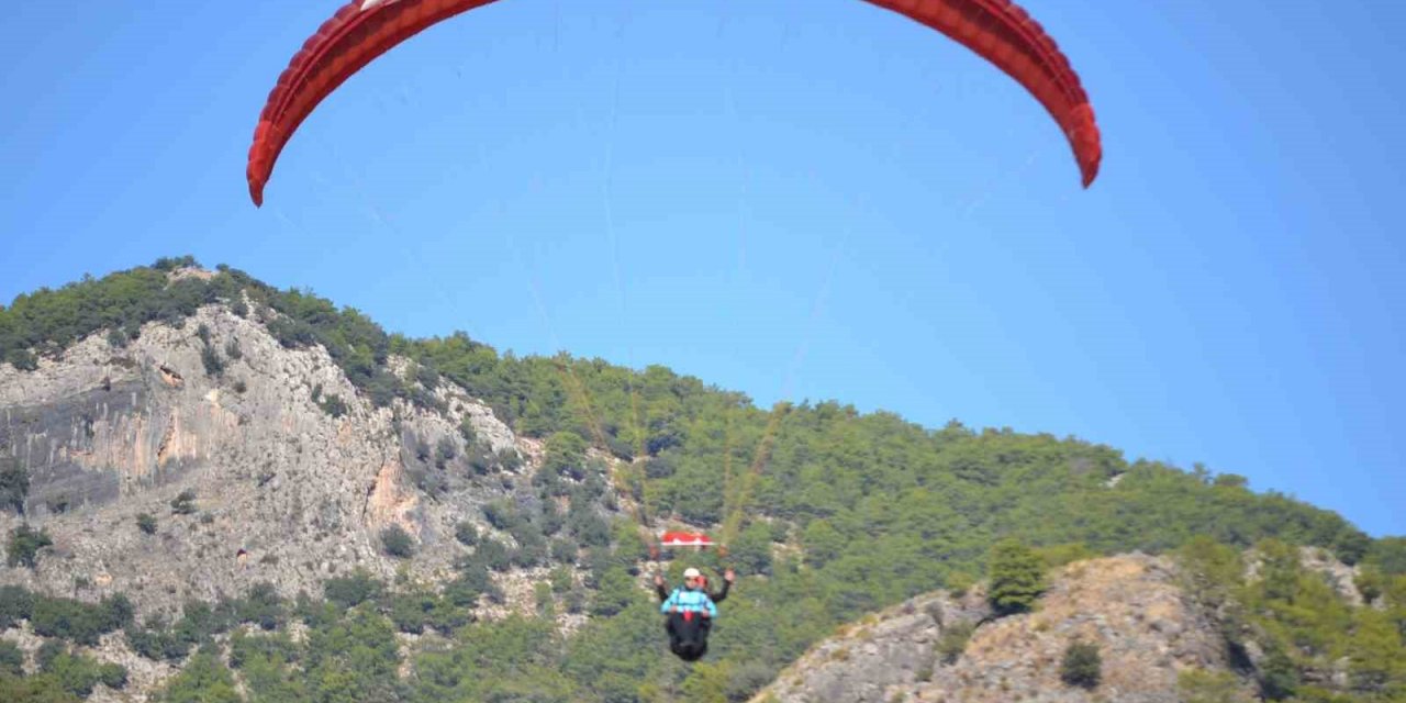 Fethiye’de sağlık personelleri yamaç paraşütü yaptı, Türk bayrağı açtı