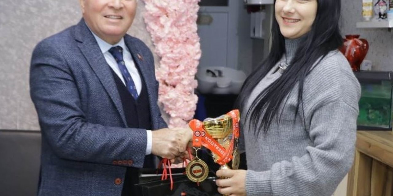 Başkan Kepenek Türkiye 2.’si olan genç kuaförü kutladı