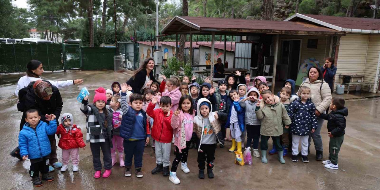 Marmaris’te kreş öğrencilerinden can dostlara bağış