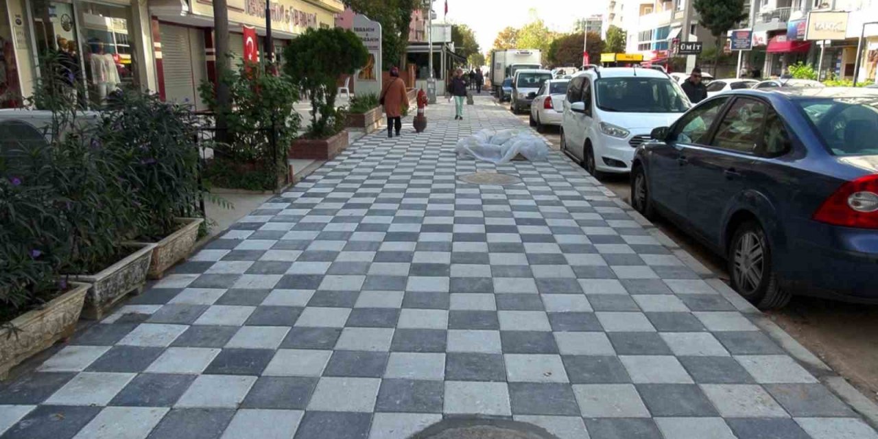 Bayraklı’da yol ve kaldırım çalışmaları sürüyor