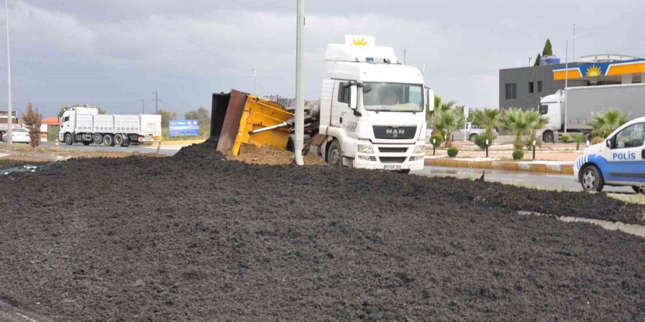 Manisa’da kimyasal atık taşıyan tır devrildi: 1 yaralı